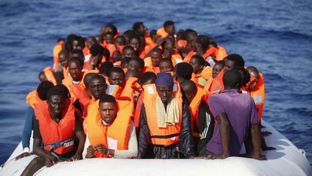 La Guardia Costera Italiana también ha rescatado a otras 37 personas que iban en embarcación a vela