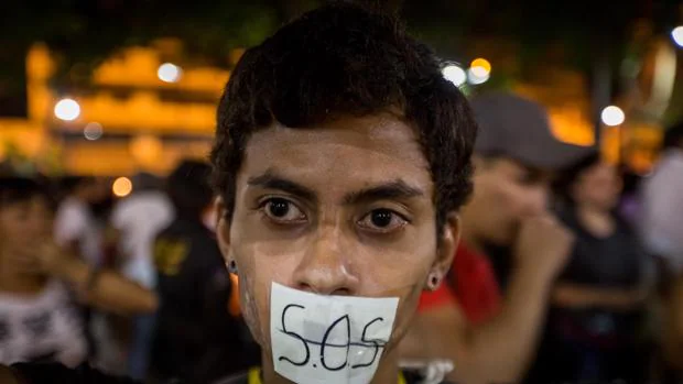 Un manifestante contra Maduro este sábado en Caracas