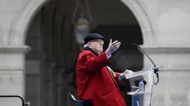El expresidente del partido de ultraderecha Frente Nacional Jean-Marie Le Pen da un discurso junto a la estatua de Juana de Arco en París