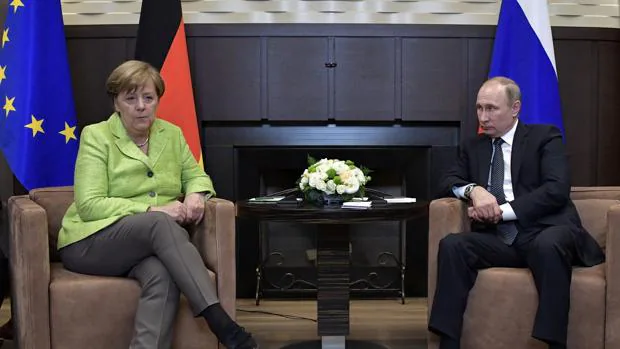 Ángela Merkel y Vladímir Putin, durante su encuentro en Sochi
