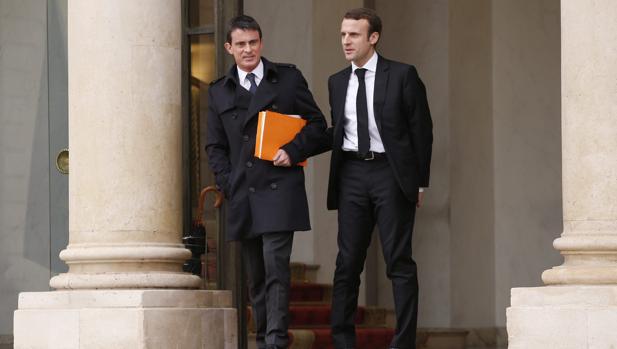 El primer ministro francés, Manuel Valls (i), y el ministro francés de economía, Emmanuel Macron, abandonan el Palacio del Elíseo tras una reunión del consejo de ministros en París (Francia), hoy, miércoles 10 de diciembre de 2014