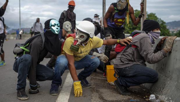 Manifestantes opositores se enfrenten a la Guardia Nacional Bolivariana hace unos días