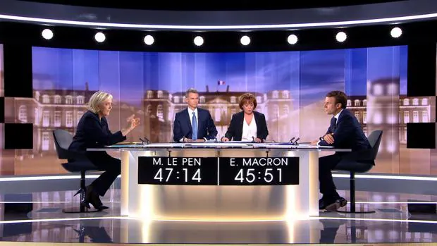 Un momento del debate anoche entre Emmanuel Macron y Marine Le Pen