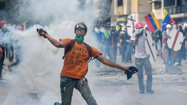 Un venezolano se enfrenta a la Guardia Nacional Bolivariana durante las protestas en Caracas