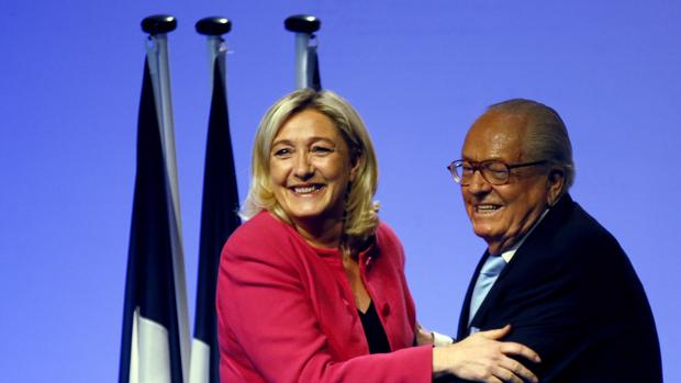 Marine Le Pen junto a su Jean-Marie, fundador del Frente Nacional