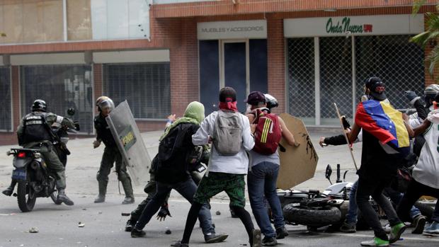 Imágen de los enfrentamientos entre opositores y GNB en las protestas en Venezuela
