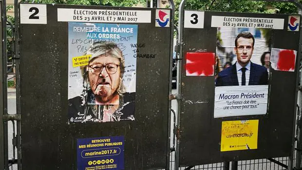 Carteles electorales «tuneados» de la primera vuelta: Marine Le Pen aparece con el rostro de su padre y un bigote hitleriano, frente a un colegio de Avenida de la République