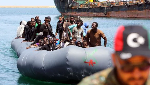 Inmigrantes ilegales rescatados frente a las costas de Libia y devueltos a Trípoli