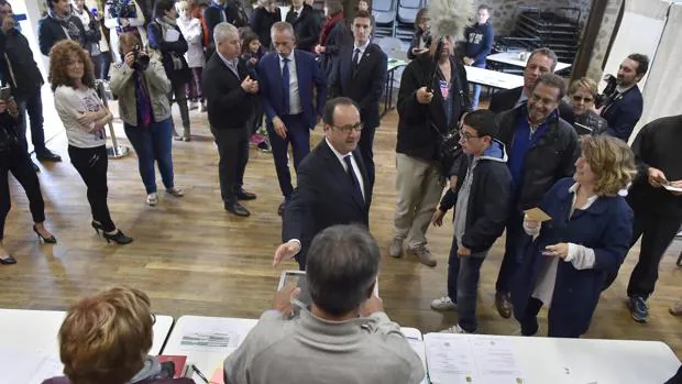 François Hollande no ha comparecido este domingo. Su única aparición ha sido ante las urnas