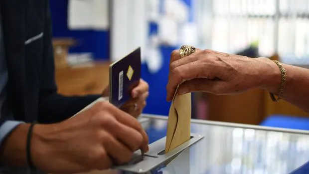 Un ciudadano francés deposita el voto en la urna