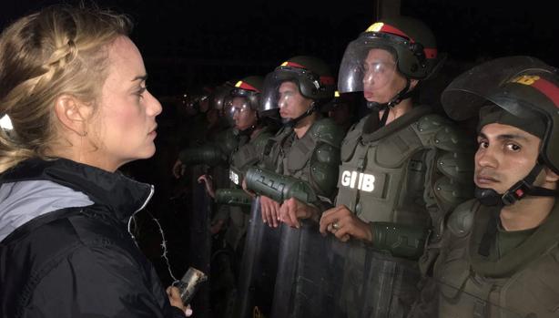 Lilian Tintori, frente a la Guardia Nacional Bolivariana a las puertas de la prisión de Ramo Verde