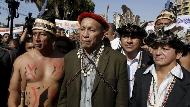 En la imagen, con chaqueta verde, el gobernador del estado de Amazonas, Liborio Guarulla