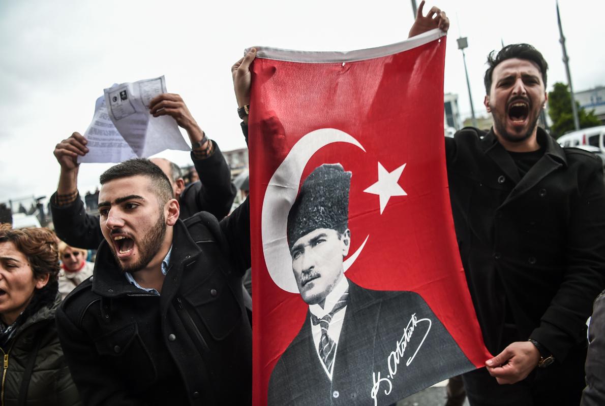 Miembros del CHP en una protesta contra la reforma constitucional de Erdogan