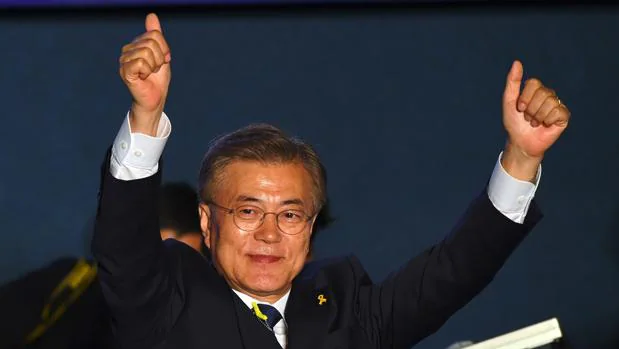 Moon Jae- in es hijo de refugiados norcoreanos y quiere imponer mayores controles a los «chaebols» o corporaciones surcoreanas