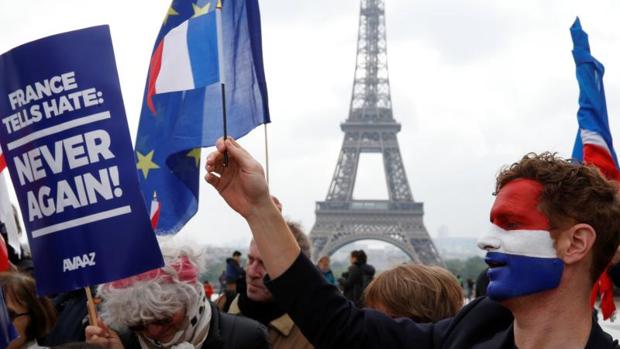 Celebración de los resultados este lunes junto a la torre Eiffel, en París