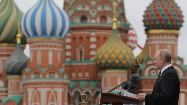 El presidente ruso, Vladímir Putin, da un discurso durante el desfile por el día de la Victoria en la Plaza Roja de Moscú