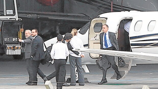 Lula da Silva (a la izquierda), a su llegada al aeropuerto de Curitiba