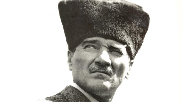 Gazi Mustafa Kemal Paça, también conocido como «Atatürk», es considerado el padre fundador de la moderna República de Turquía