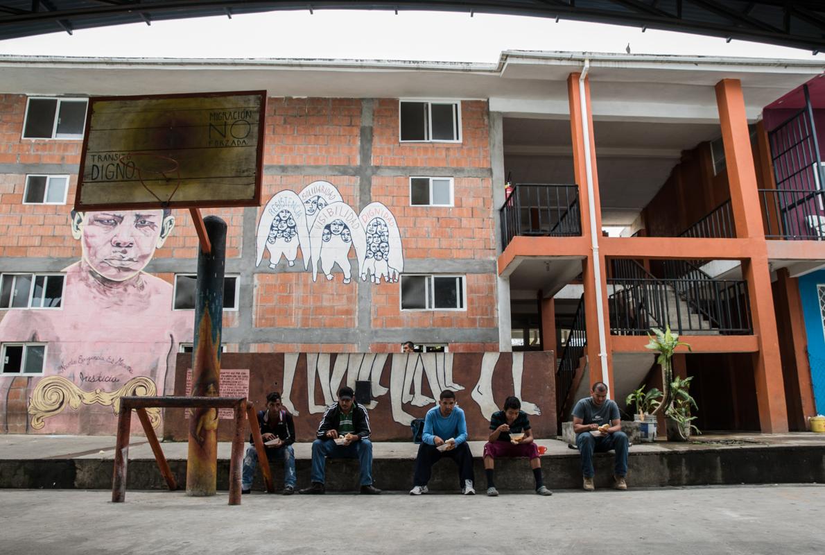 Marios hombres almuerzan durante su estancia en un centro de refugiados en Tenosique