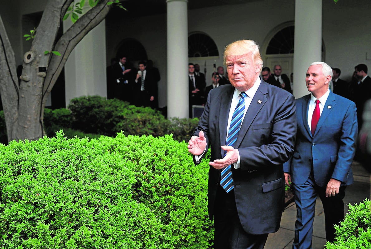 Trump, con su vicepresidente, Mike Pende, en la Casa Blanca