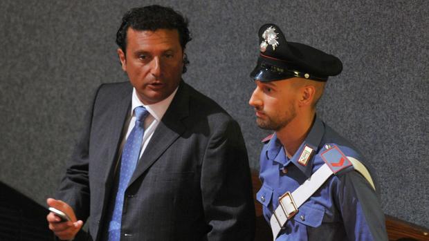 El excapitán Francesco Schettino, según su abogado, se personará en un centro penitenciario voluntariamente