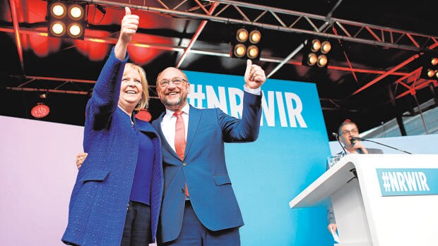La candidata por Renania, Hannelore Kraft, con Schulz