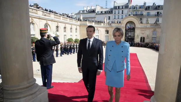 El presidente de Francia, Emmanuel Macron, acompañado de su mujer