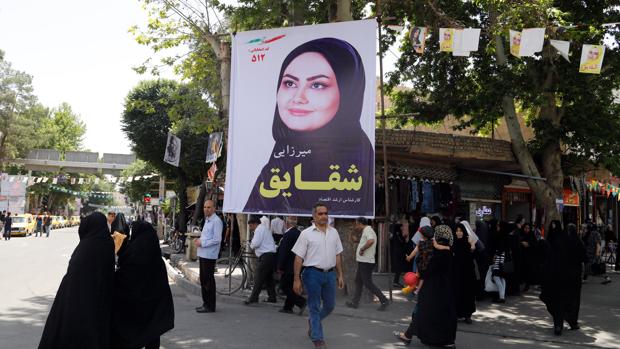 Cartel de las elecciones locales, que coincidirán este viernes con las presidenciales, en la ciudad iraní de Varamin