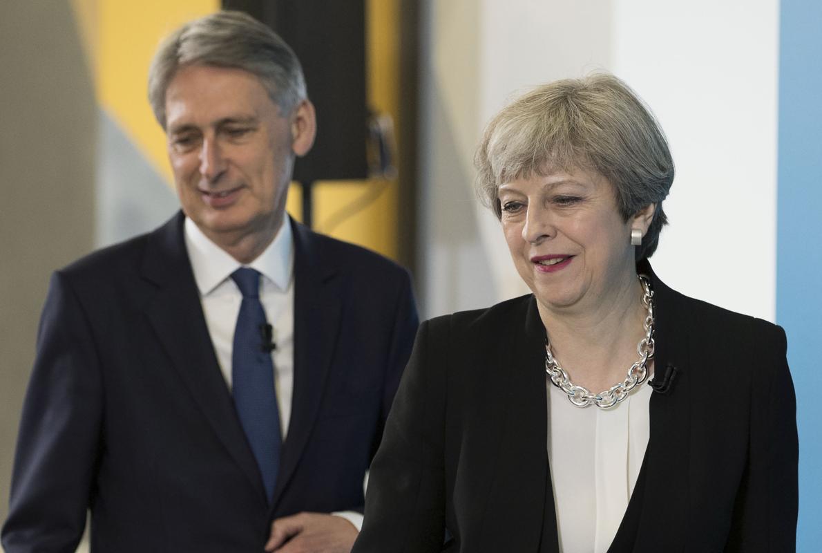 Theresa May junto a su ministro de Economía, Philip Hammond