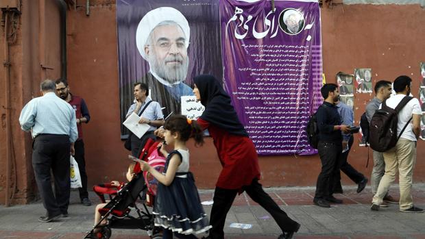 Un cartel electoral en Teherán con la efigie de Rohani
