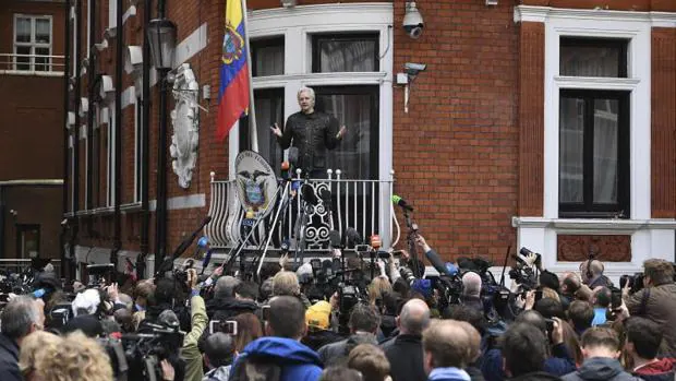 Julian Assange desde el balcón de la Embajada de Ecuador en Londres