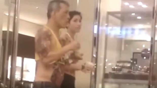 Tailandia prohíbe un vídeo en el que aparece su rey en camiseta de tirantes