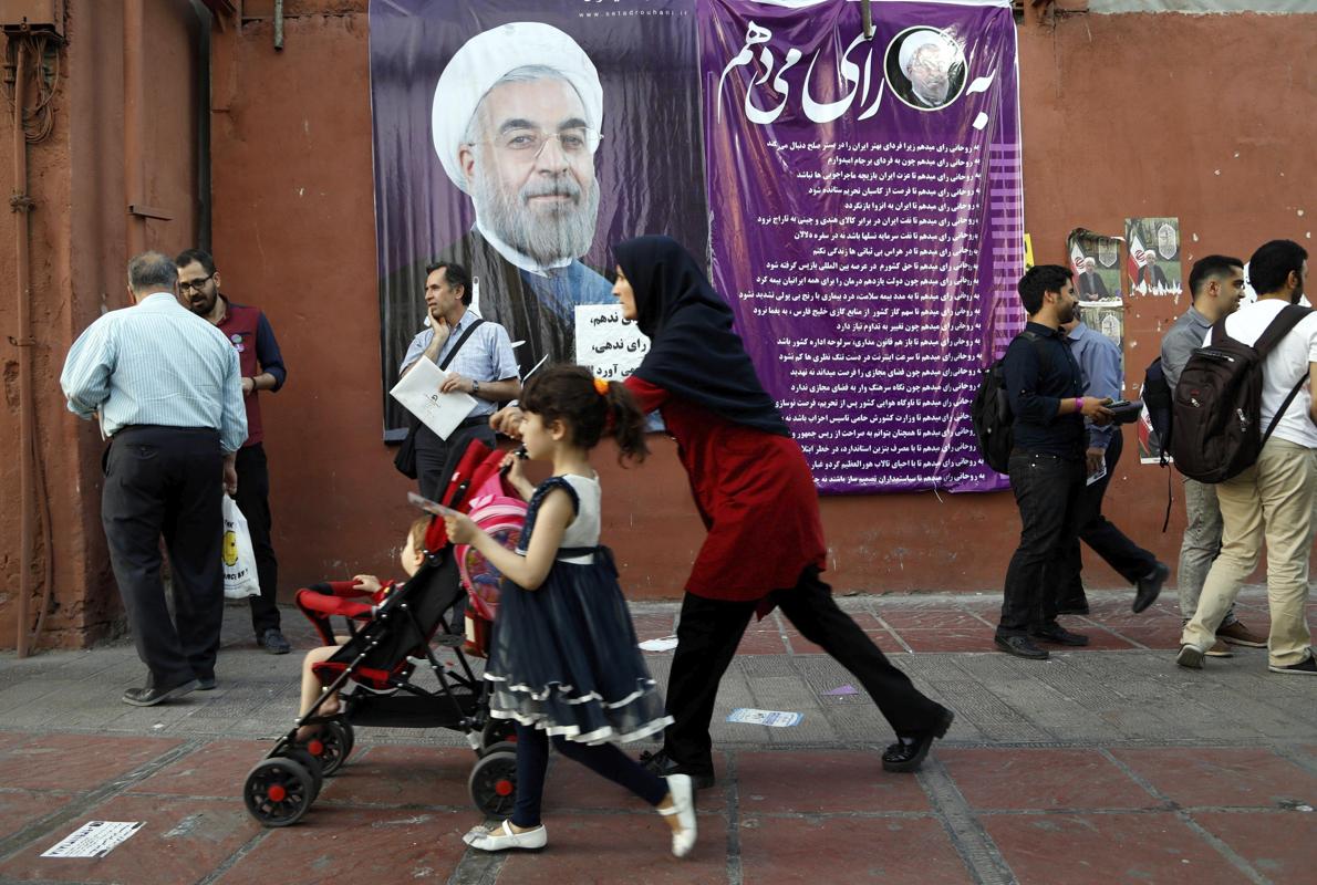 Un cartel electoral de Rohani en las calles de Teherán