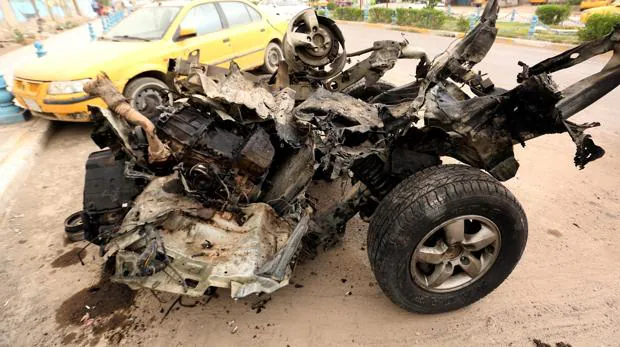 Estado del coche bomba de los terroristas suicidas, tras el atentado de Bagdad