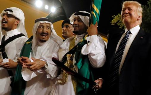 El rey saudí da la bienvenida a Trump con una danza con espadas