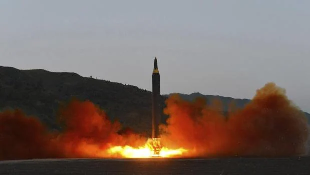Fotografía de fecha desconocida que muestra el lanzamiento de un misil en Corea del Norte