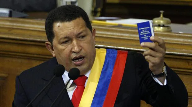 Hugo Chávez en 2007 con un ejemplar de la Constitución de Venezuela
