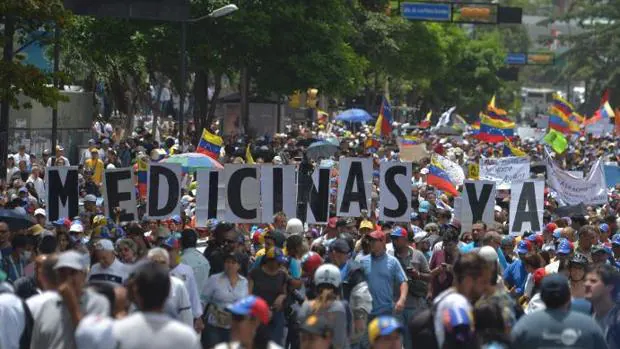Médicos y personal sanitario se manifestaron este lunes en Caracas (en la imagen) y otras ciudades de Venezuela contra el Gobierno de Maduro