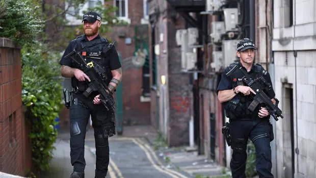 Policías armados custodian una calle de Manchester