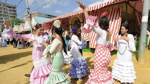 Varias mujeres vestidas de flamenca bailan en la primera edición de la «Feria de Londres»