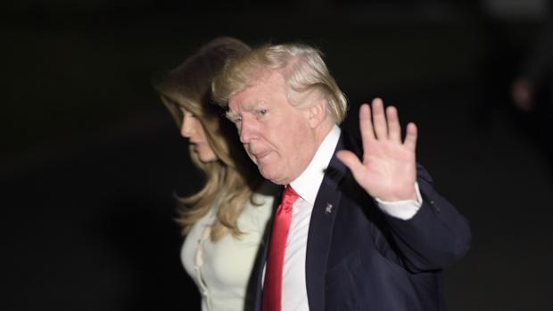 Donald Trump y la primera dama, Melania Trump, a su regreso a la Casa Blanca este sábado