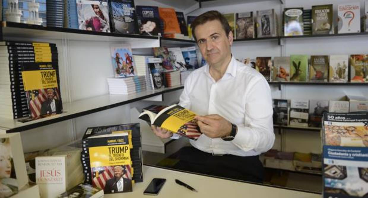 Manuel Erice, en la Feria del Libro de Madrid, donde ha firmado ejemplares de su libro, «Trump. El triunfo del showman»