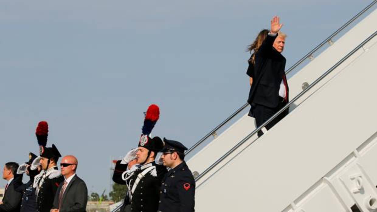 Los Trump, embarcando en el Air Force One en la base de Sigonella, Sicilia