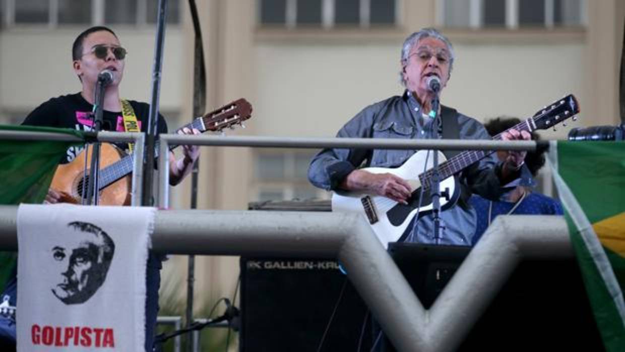 Caetano Veloso (derecha) durante su actuación contra Michel Temer