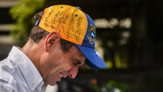 El líder opositor venezolano Henrique Capriles se lamenta tras un ataque con gas lacrimógeno