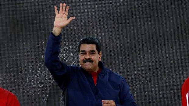 El presidente de Venezuela, Nicolás Maduro, salud a sus seguidores en Caracas