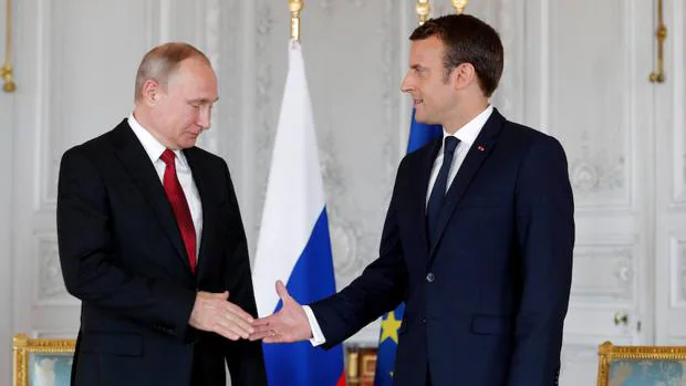 El presidente de Rusia, Vladímir Putin, estrecha la mano de su homólogo francés, Emmanuel Macron