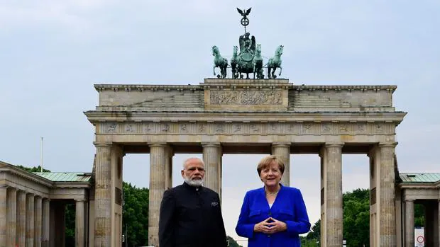 Narendra Modi, primer ministro indio, junto a Angela Merkel en Berlin