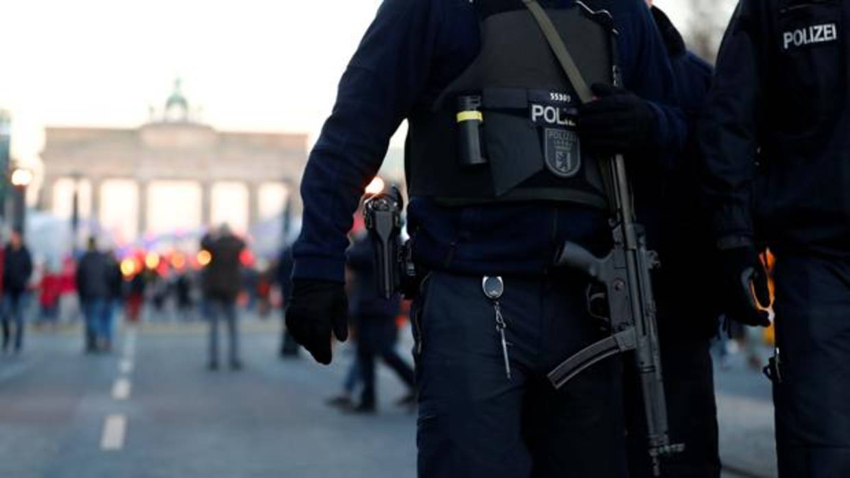 Un policía vigila la berlinesa Puerta de Brandenburgo