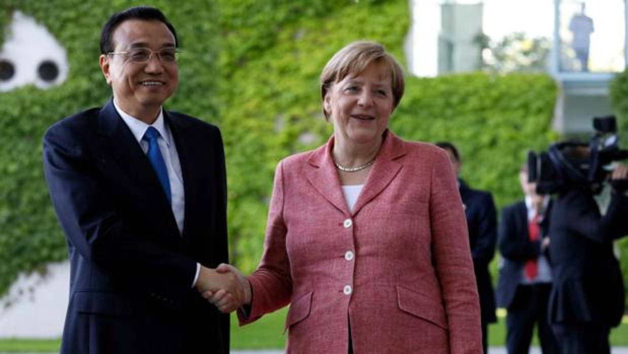 El primer ministro chino, Li Keqiang, y la canciller alemana, Angela Merkel, este miércoles en Berlín